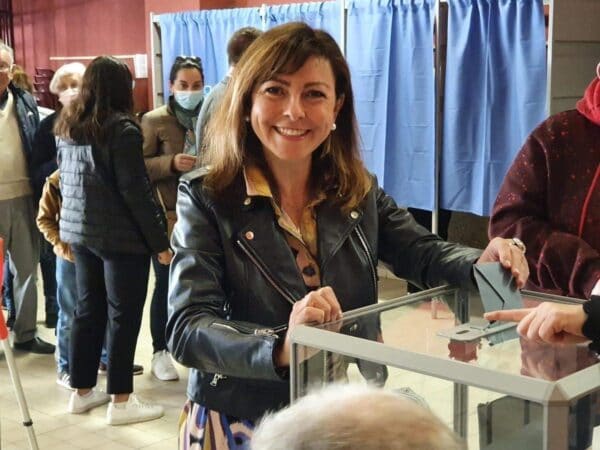 Carole Delga votant à Martres Tolosane au premier tour