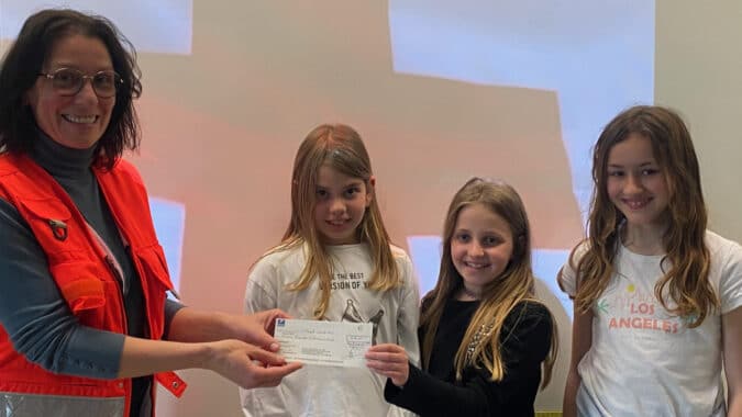 Rachel et les 2 déléguées de classe remettent avec beaucoup d'émotion le chèque de 710 euros