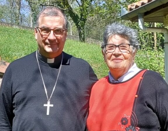 Le nouvel évêque Jean-Marc Micas et sa maman