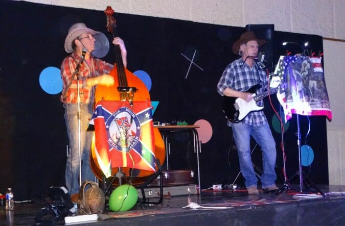 Le duo Wells Fargo a mis le feu à la salle des fêtes de Blajan vendredi 8 avril, pour un concert enthousiasmant, superbement organisé par Guitare et Musique pour tous.
