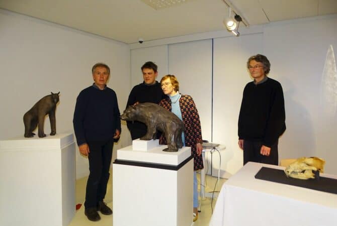 Les sculptures des géants préhistoriques de Nicolas Sudres ont été restituées au Musée de l'Aurignacien le 1er avril (de g à dr Nicolas Sudres, Sylvain Duffaud, Nathalie Rouquerol, Pascal Tassy).