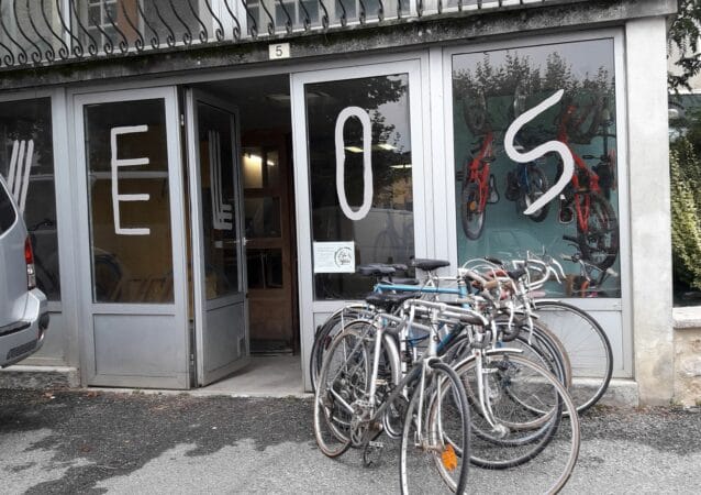 Notez sur vos tablettes les animations du café culturel La Cafetière d'Aurignac, ici l'atelier réparation vélo.