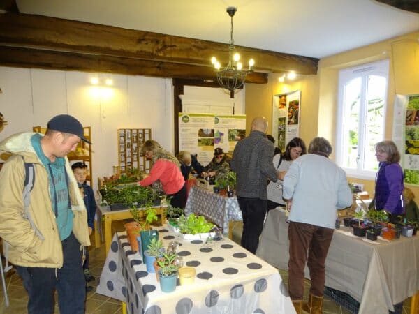 Un dimanche après-midi d'échanges à la Maison de la Nature et de l'Environnement de Puydarrieux, où passionnés de jardin ont troqué graines et plantes.