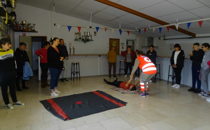 Une séance instructive au club house de l'Ecole de foot Save-Gesse mercredi 20 avril, avec une formation aux gestes de premiers secours.