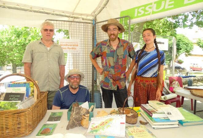 Des membres du collectif Forêt des sources du Touch et de Vivre en Comminges, lors du Forum sur la biodiversité samedi 21 mai à Aurignac (Daniel, Harrington, Angelo, Suzanne).