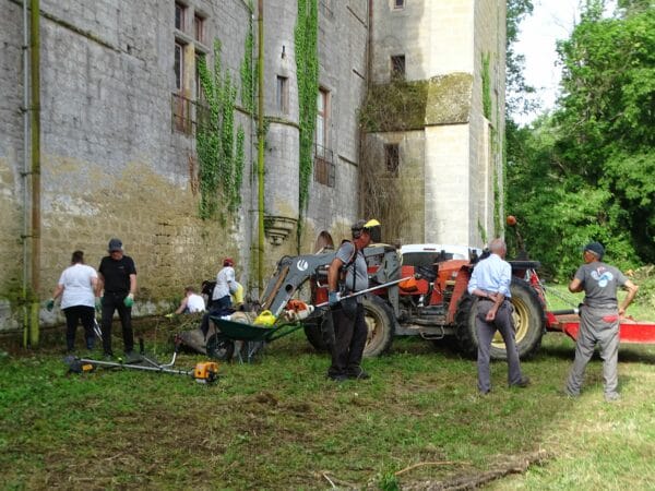 Un grand chantier participatif a permis de nettoyer le château médiéval de Saint-Blancard en prévision de la foire médiévale de la Madeleine, en juillet prochain.