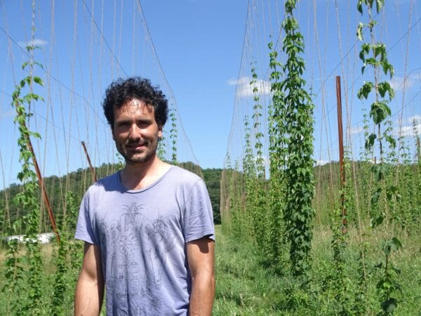Julien Barousse cultive du houblon à Saint Marcet, dans son exploitation Les Fleurs du Brasseur.