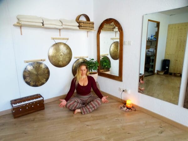 Lucile Echeverria vient d'ouvrir son Faré du Yoga à Boulogne, où elle propose des séances de diverses disciplines pour le bien-être et la relaxation.