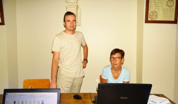 Samuel Paz, formateur du Bus Mobile Informatique, a tenu la permence numérique à Blajan mercredi matin 20 juillet (une apprenante, Marie-Claude Cavaillé).