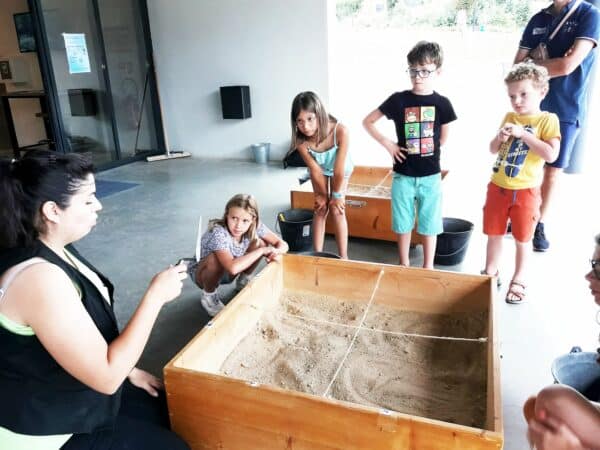 Avec Marie, petits et grands ont appris à fouiller un site archéologique et découvert le quotidien des Aurignaciens.