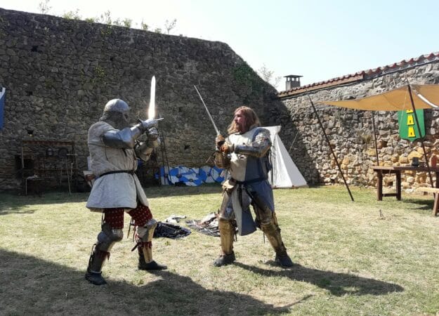 La vie martiale des chevaliers et hommes d'armes au Moyen âge pour un week-end à Aurignac lors des Médiévales au château comtal, les 16 et 17 juillet.