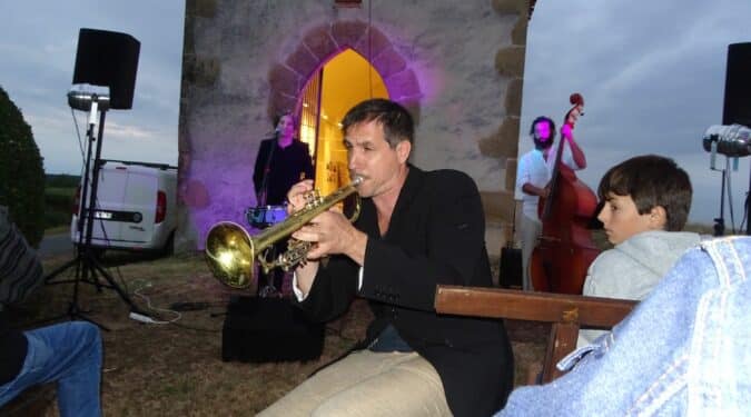 Jazz sous les étoiles à la chapelle de Péguilhan-Lunax, vendredi 29 juillet, avec le trio Manel Cheneti, invité par Camell'Arts.