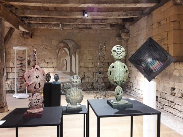 L'exposition fascinante des sculptures de Caroline White à l'abbaye de Bonnefont, à voir absolument jusqu'au 25 septembre.