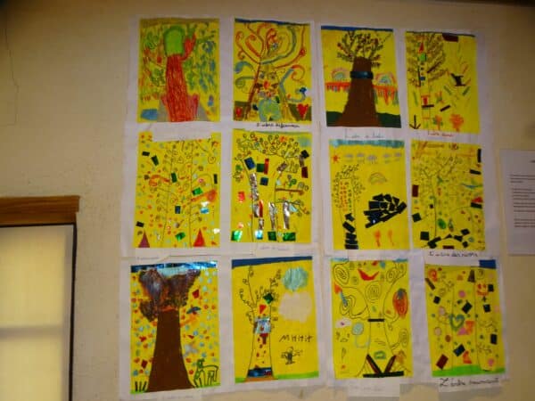Au coeur de l'exposition artistique, organisée par le MJC de Monléon Magnoac, les élèves de l'école élémentaire ont accroché leurs oeuvres (ici le travail des grands sur le thème de l'arbre).