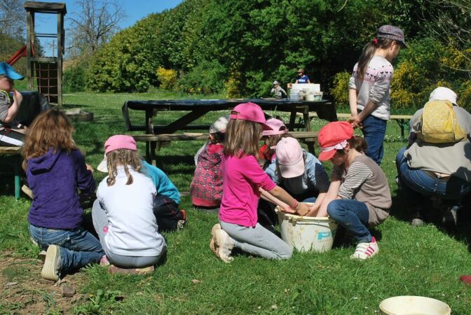 La Maison de la nature et de l'environnement de Puydarrieux (65) reçoit des groupes scolaires pour des séjours pédagogiques à visée écologique.