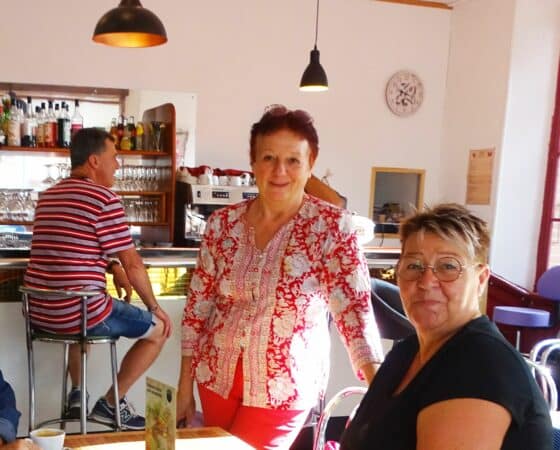 Laurence, la nouvelle patronne du café Chez Dupont à Castelnau-Magnoac, chouchoute ses clients et a plein de projets pour la rentrée.