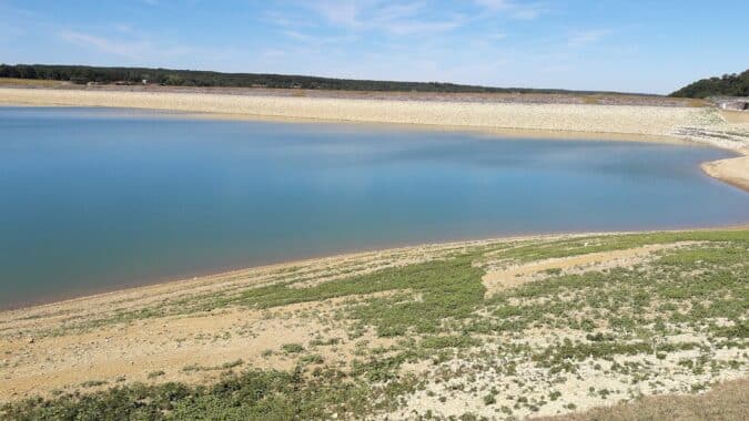 La Région et la préfecture de la Haute-Garonne renforcent les mesures de restriction des usages de l'eau (photo d'illustration le lac de la Gimone en période de sécheresse -archives).