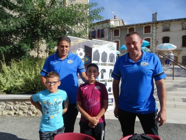 L'école de football de l'EFCA accueille les enfants et les jeunes pour pratiquer le sport dans la bonne humeur à Aurignac (Smaïl Dani coach et Aymeric Coujou vice-président, avec 2 jeunes recrues).