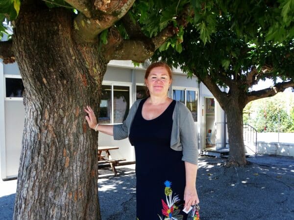 Christelle Macina, directrice du RPI de Ciadoux, se félicite d'une rentrée sereine. Sous les arbres de la cour elle précise que le projet pédagogique traitera ce thème (l'arbre) au long de l'année.