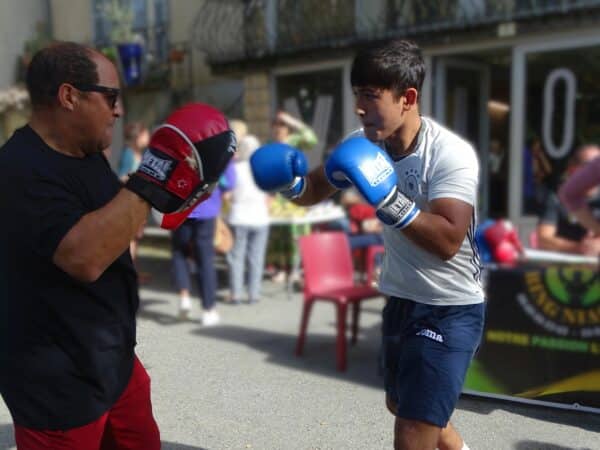 La boxe anglaise a son club à Aurignac, Au Ring Niaque, où l'on pratique ce sport de combat pour le loisir ou le haut niveau, ici Hassan à dr jeune espoir local, en démonstration avec son coach Nordin.