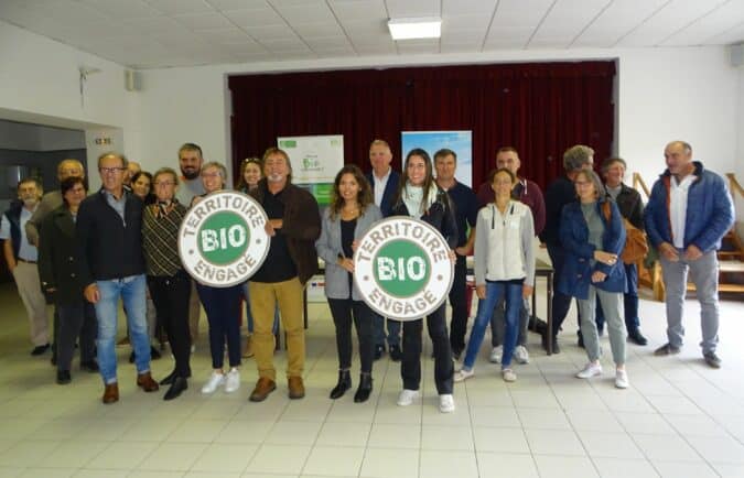 Le label Territoire Bio Engagé a été décerné à la commune de Saint-Blancard (au centre Christine Hupper maire de la ville).
