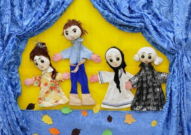 Marionnettes, jeux de société, modelage, plein d'activités à la Ludothèque de l'Isle en Dodon pour les vacances.