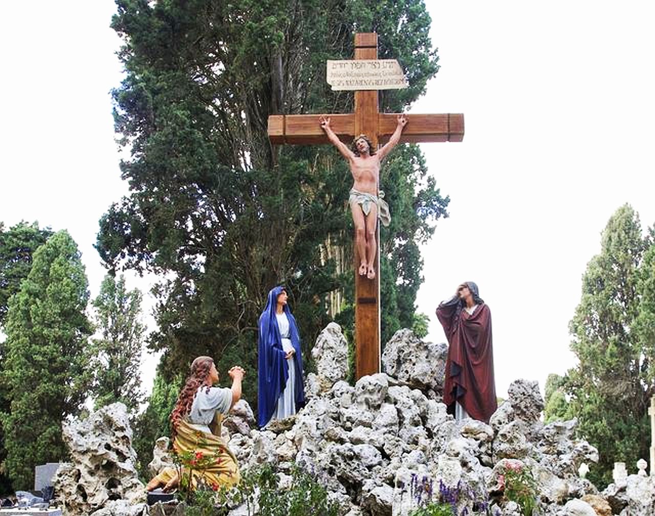 Remises à neuf par la restauratrice, les statues du calvaire du
