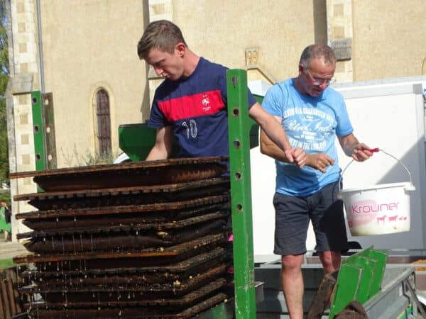 Pour la journée de la Pomme à Larroque, plusieurs centaines de kilos de fruits ont été transformés en jus par les bénévoles du Foyer Rural.