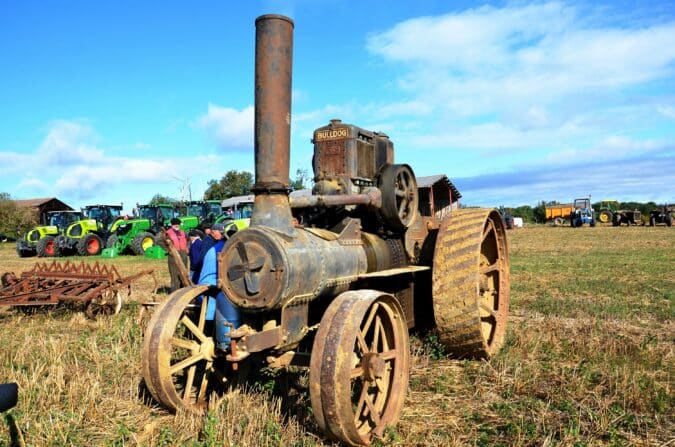 La fête des labours et semailles de Villefranche d'Astarac (32) a rassemblé des tracteurs anciens (ici un Bulldog à roues de fer, du début du 20è siècle).og