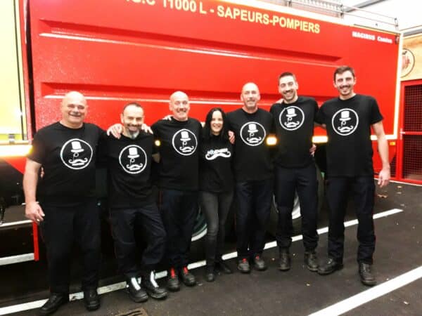 Les pompiers de Boulogne ont laissé pousser leur moustache et arborent le Tshirt Movember créé par Marion (au centre) de l'Atelier Flex, un beau geste solidaire.