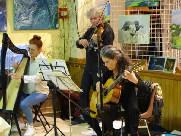 Lors de l'exposition de peinture à Charlas les 11 et 12 novembre, un beau concert classique a été donné par 3 musiciens Gersois.