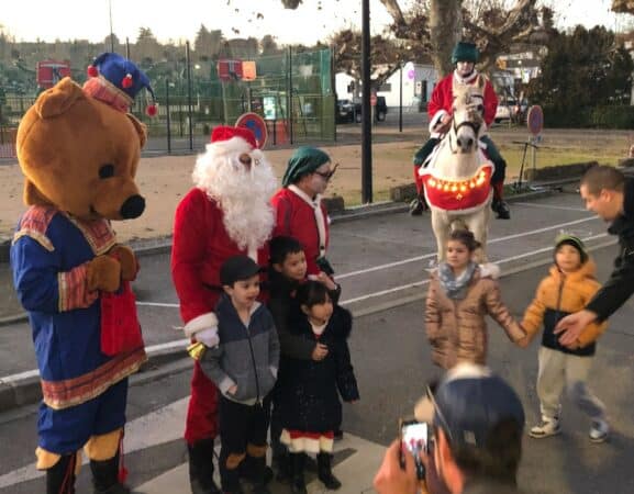Des enfants heureux de rencontrer le Père Noël