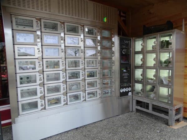 Nouveau à la boucherie Mendousse Broquère de Castelnau Magnoac : un distributeur automatique de viandes.