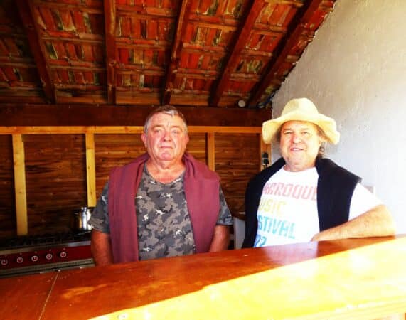 Pour la municipalité et les associations, un espace cuisine convivial près de la mairie à Larroque (à g Jean-Claude Rimalho conseiller, et Robin Pellucci président du foyer rural).
