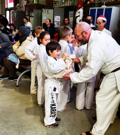 Un moment de bonheur pour les petits karatékas de l'Isle en Dodon, avec le noël du club le 17 décembre.