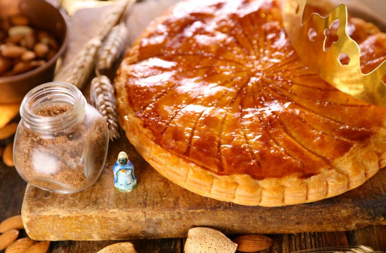 Les galettes des rois de Pléchâtel  Une galette avec une fève coquine ?  😏 Vous ne rêvez pas, cette boulangerie de Pléchâtel glisse des fèves  érotiques dans ses galettes, et ça