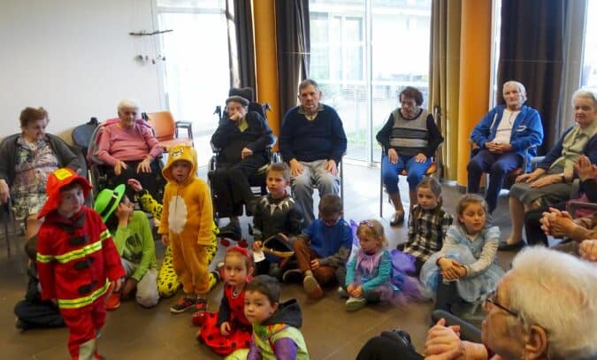 Pour Carnaval, les enfants de l'ALAE de Boulogne ont rendu visite et joué avec les résidents de l'EHPAD. Du bonheur pour tout le monde.