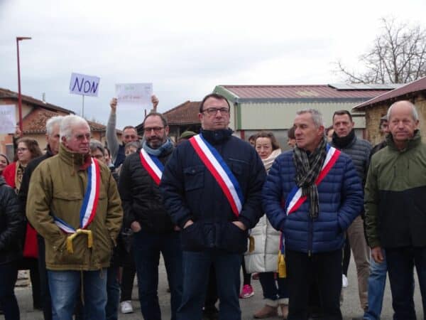 Un rasemblement de protestion a rassemblé une cinquantaine de participants devant le RPI de Ciadoux, menacé d'une fermeture de classe et de la suppression d'un poste d'enseignant à la rentrée prochaine.