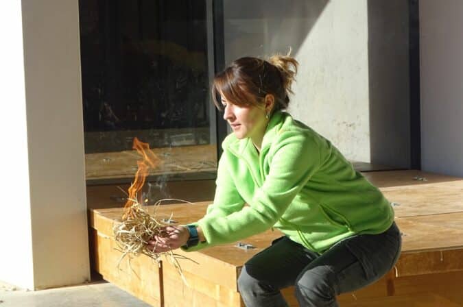 Une magistrale démonstration d'allumage du feu à la façon préhistorique, lors du week-end portes ouvertes au Musée de l'Aurignacien.