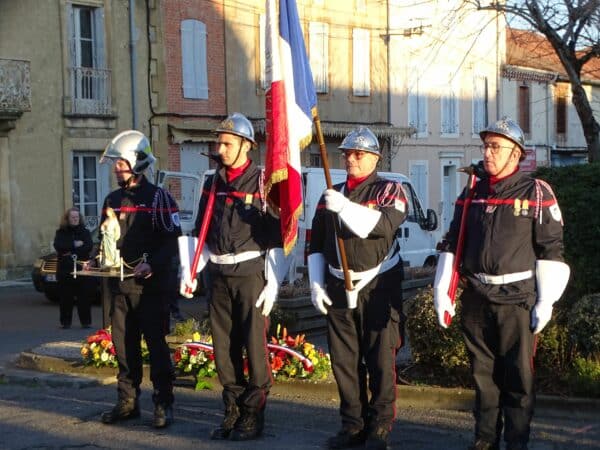 Sainte-Barbe, patronne des pompiers, portée par un sapeur (à g) lors de la cérémonie du 11 février à Boulogne sur Gesse.
