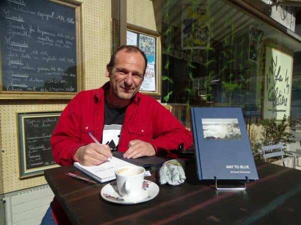 L'artiste photographe Arnaud Chochon a dévoilé son recueil Way to Blue à la Cafetière d'Aurignac samedi matin 25 mars.