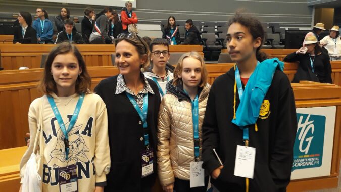 Sandrine Baylac, conseillère Départementale en charge des Jeunesses, et Hugo, Robin, Oriane et Cécile, du conseil municipal des jeunes d'Aurignac, à Toulouse le 25 mars.