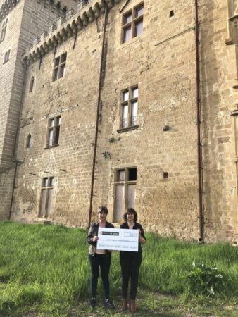 Les coprésidentes Sandrine Bajon et Patrica Roudeau présente le chèque de 300€ offert par le Crédit Agricole à leur association pour le Développement du Château de Saint-Blancard.