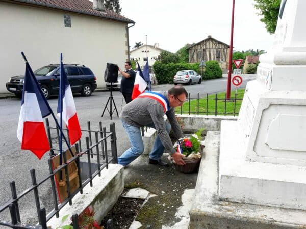Le maire de Ciadoux, Thierry Toubert, dépose une gerbe au pied du monument aux Morts lors de la cérémonie du 8 mai.