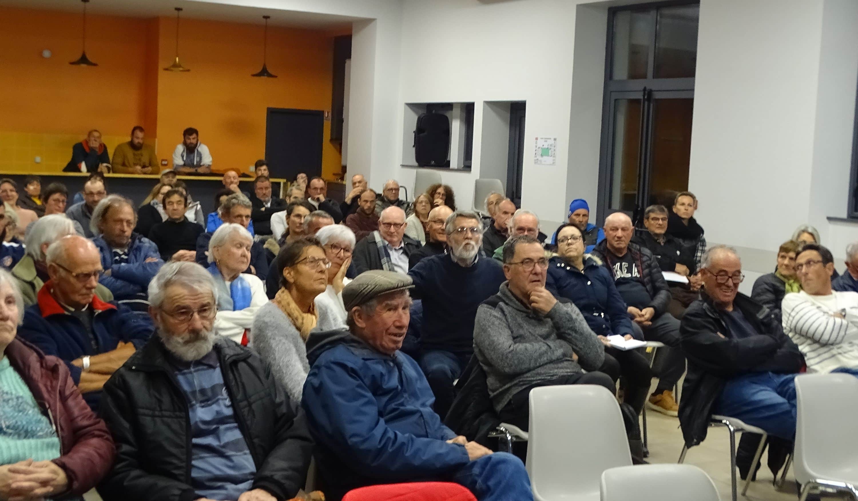 Salle Comble Et Atmosphère Orageuse Lors De La Réunion Publique Sur Le ...