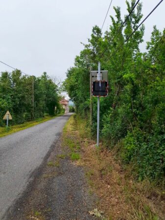 Un radar pédagogique posé à l'entrée du village de Peyrissas.