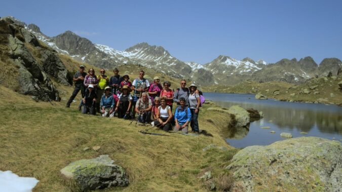 Sommets et petit lac de montagne en Espagne pour les Randonneurs de Blajan.