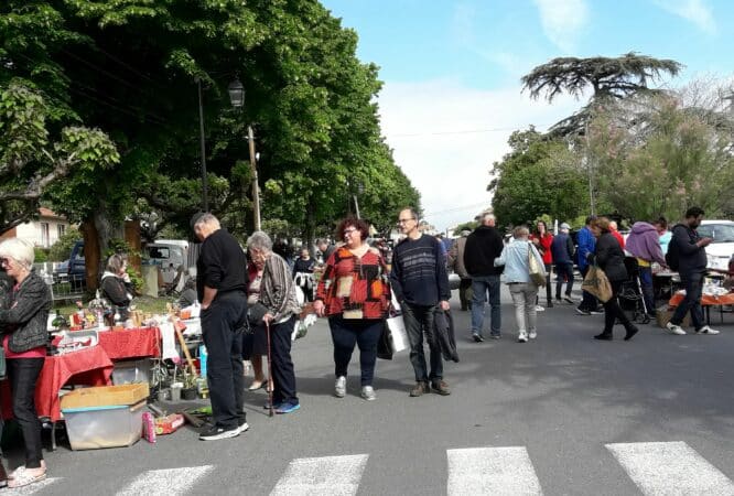 Le beau vide-greniers de l'association des commerçants et artisans de Boulogne le 8 mai.