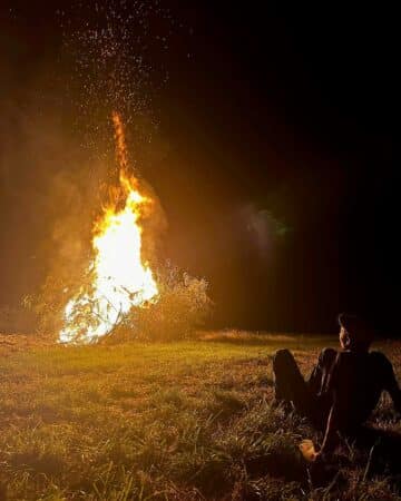 Un beau brasier allumé pour la Saint Jean par le comité des fêtes de Blajan.
