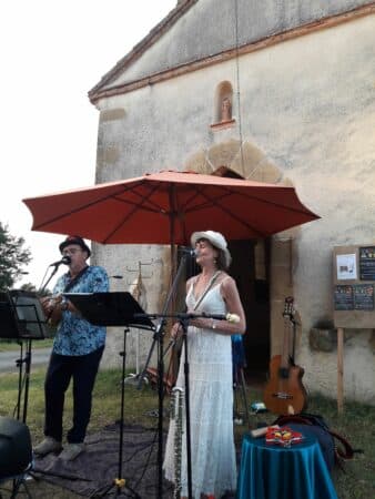 Une soirée musicale sous le signe du talent et de la sincérité avec le duo Dr Uke and the Lady, à la chapelle de Péguilhan-Lunax.